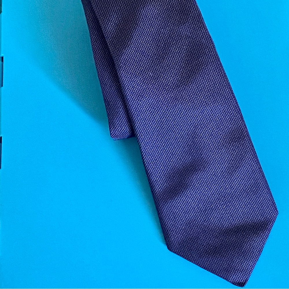 MICHAEL KORS SILK TEXTURED BLUE TIE CLASSIC FIT
